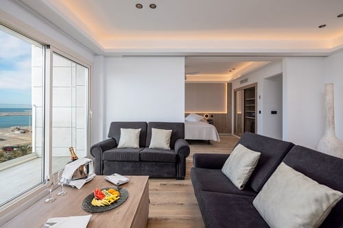 una sala de estar con un sofá y una mesa de madera