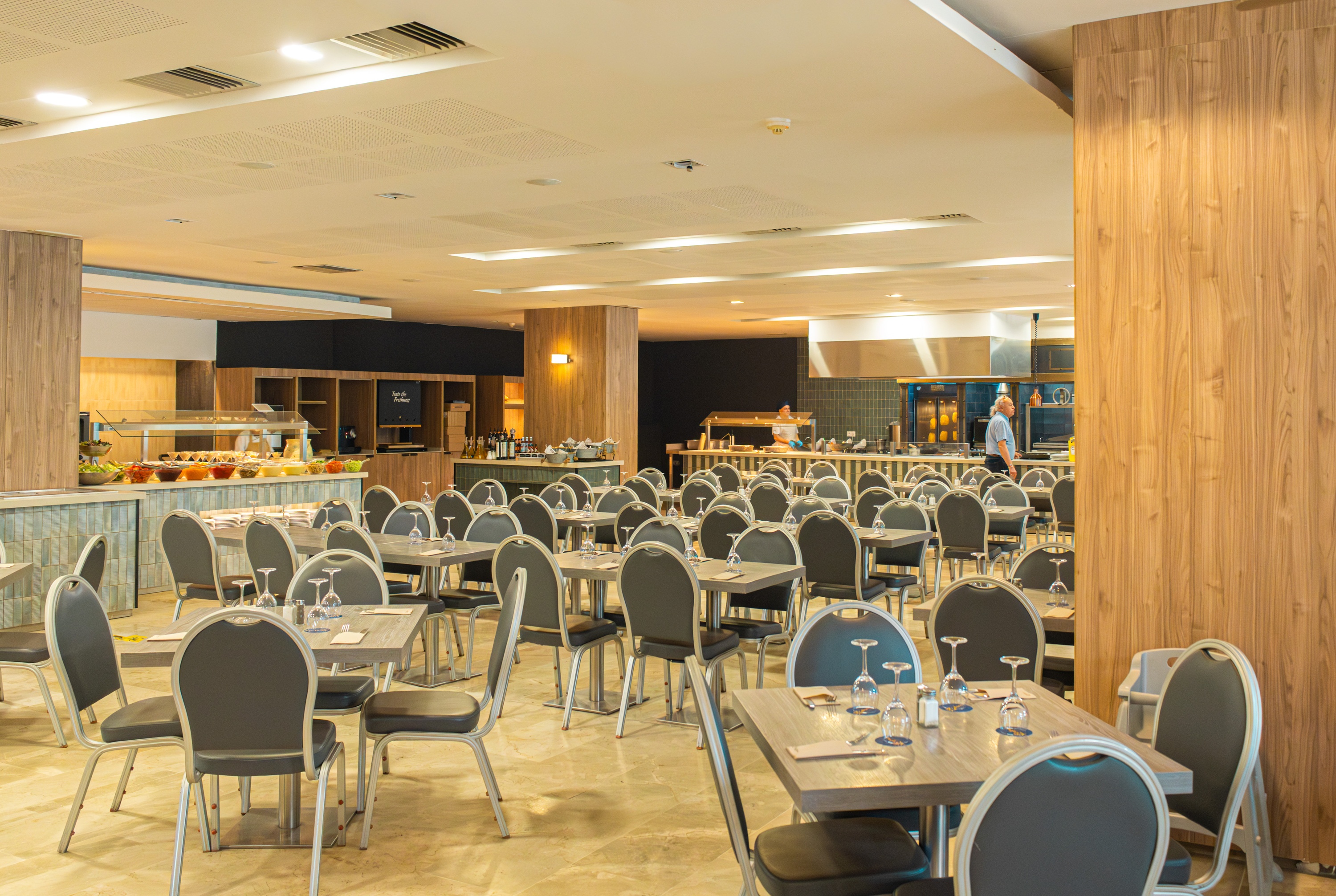 Ohtels: espacio corporativo amplio con mesas y sillas listas para eventos o banquetes.