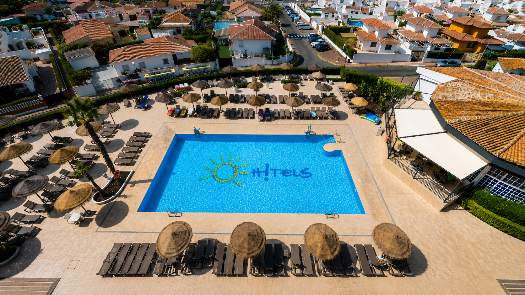 uma vista aérea de um hotel com uma grande piscina