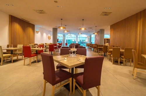 Hôtel tout compris à Islantilla : restaurant élégant avec tables dressées.
