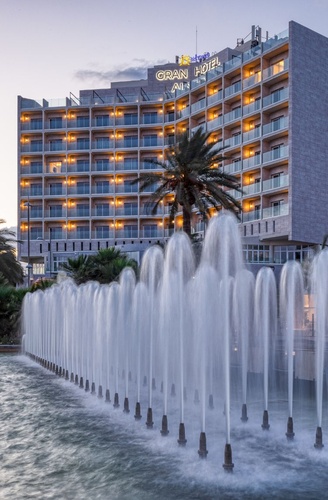 Ohtels Gran Hotel Almería: hotel en el centro con fuentes.
