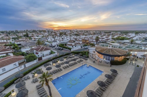 Piscina de Ohtels Carabela Beach & Golf en Matalascañas con atardecer