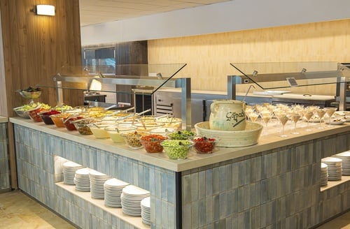 Buffet libre en Hotel Ohtels Les Oliveres con variedad de ensaladas y postres.