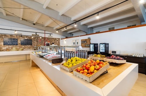Hotel en Matalascañas: Desayuno buffet con frutas frescas y yogures en Ohtels Carabela.