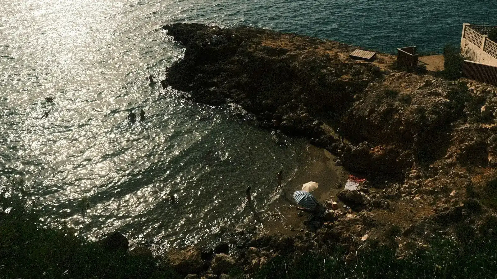 Rochedo solitário em uma praia ao pôr do sol, perfeito para Hotel Campo de Gibraltar