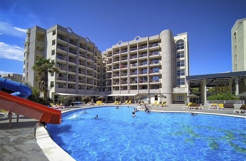Hotel Ohtels Belvedere: Piscina con tobogán y vistas al mar, cerca de Port Aventura