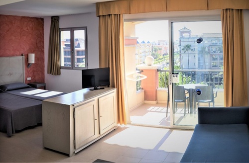 Hôtel tout compris à Islantilla : Chambre double avec vue sur la piscine et balcon ensoleillé.