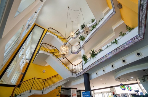 Élégant escalier intérieur de l'Hôtel Ohtels Cabogata, joliment décoré et lumineux.