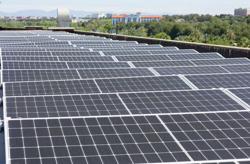 Painéis solares num hotel perto de Porto Aventura | Ohtels Vila Romana