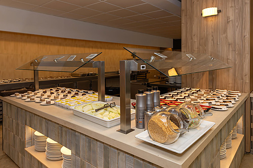 Buffet de postres del restaurante de Ohtels Les Oliveres con tartas y fruta.