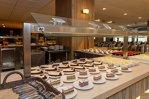 Detalle de tartas y postres en el buffet de Ohtels Les Oliveres.