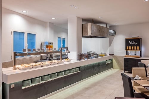 un buffet de comida en un restaurante con un letrero que dice " tapa de proteína "