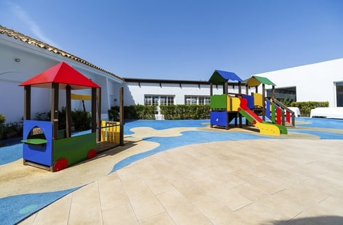Parque infantil colorido en Ohtels Carabela Beach & Golf, Hotel en Matalascañas.