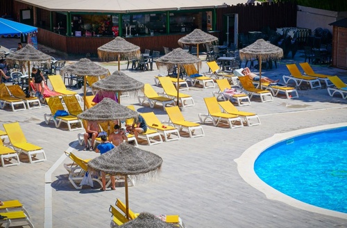 Chaises longues et piscine à l'Hôtel Ohtels Belvedere, près de Port Aventura à Salou.