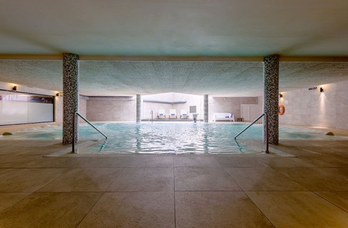 Piscina interior em Hotel perto de Porto Aventura | Ohtels Vila Romana.