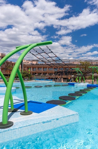 Hotel en el Delta del Ebro: Divertido parque acuático con obstáculos.