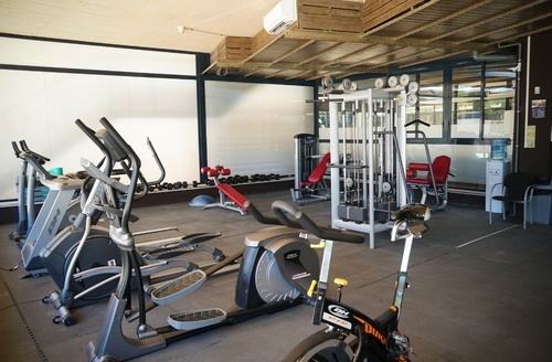Gimnasio del Hotel en el Delta del Ebro | Perelló | Ohtels Les Oliveres con elípticas y máquinas de pesas.