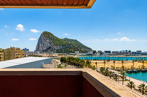 una vista de una ciudad con una montaña en el fondo