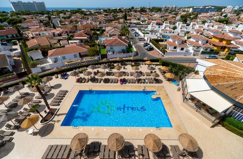 Piscina del Hotel Ohtels Carabela Beach & Golf en Matalascañas.