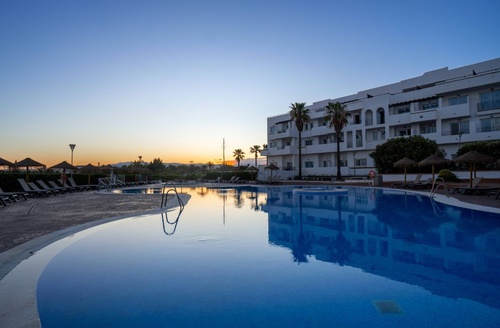 Piscine d'un hôtel à Cabo de Gata au coucher du soleil. Réservez sur le site officiel Ohtels Cabogata.