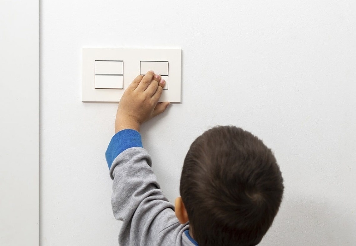 L'image présente l'entrée du Gran Hotel Almeria, reconnaissable à sa façade moderne carrelée, ses portes vitrées et ses plantes en pot décoratives.