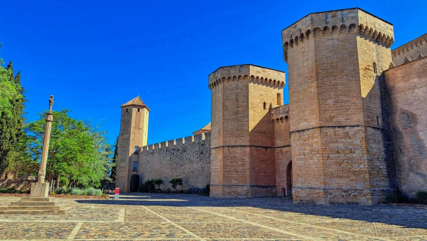 Castelo histórico com a torre do sinos e o pátio de pedra, perfeito para o seu Hotel Campo de Gibraltar.