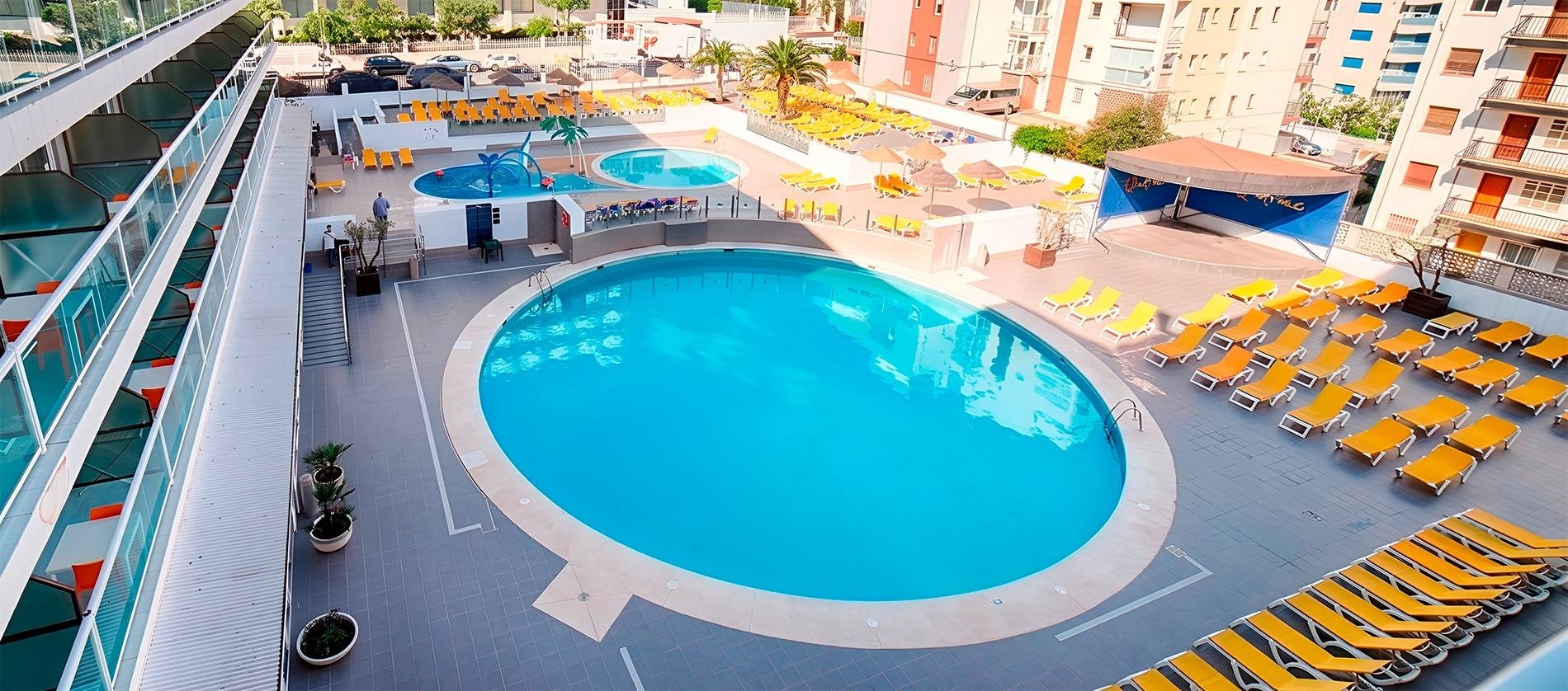 Hotel en el centro de Salou | Ohtels Villa Dorada: Piscina y tumbonas en exterior.