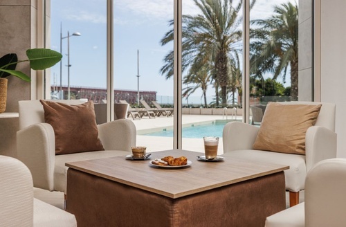 Café y pastelería en la zona de descanso de Ohtels Gran Hotel Almería.