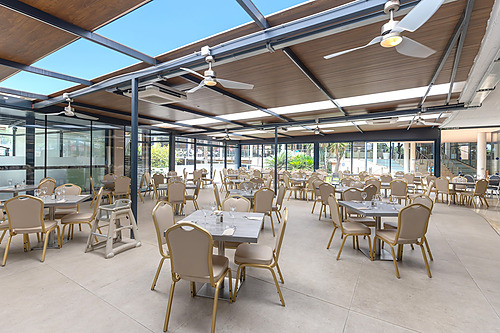 Terraza acristalada del restaurante buffet de Ohtels Les Oliveres con vistas a la piscina.