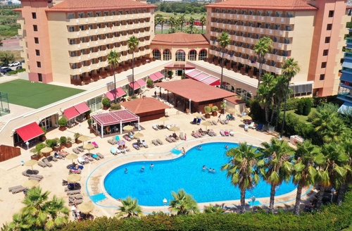 Piscine et palmiers à l'Hôtel La Hacienda, votre hôtel tout compris à La Pineda.