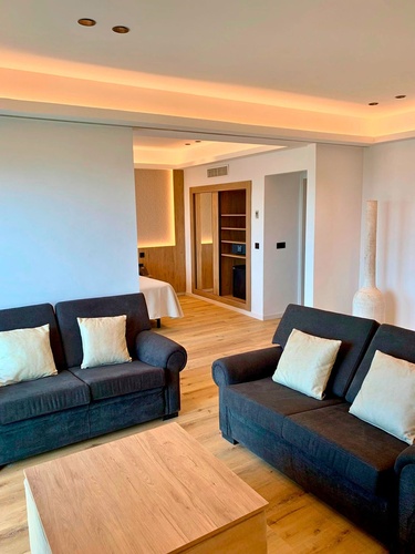 una sala de estar con dos sofás y una mesa de madera