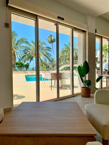 una vista de una piscina a través de una gran ventana