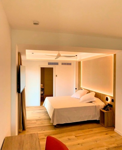 una habitación de hotel con una cama y un televisor