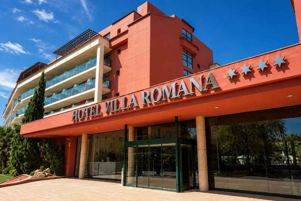 Hotel Campo de Gibraltar: Hotel Villa Romana, fachada con letrero y estrellas, entrada principal