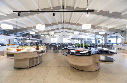 Buffet y comedor del Hotel Ohtels Carabela Beach & Golf en Matalascañas.