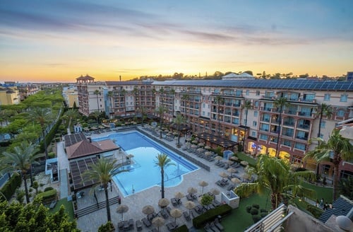 Hotel todo incluido en Islantilla, Huelva | Ohtels Islantilla: piscina y atardecer.