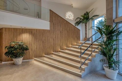 una escalera de madera con un sol en la pared