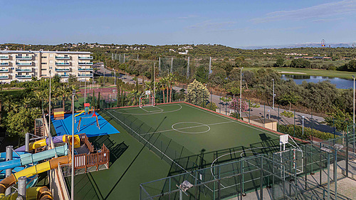 Campo polidesportivo e parque aquático para diversão emHotel tudo incluído em La Pineda | Ohtels La Hacienda.
