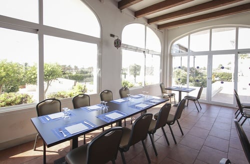 Sala de reuniões com vista para o mar em Hotel em Cabo de Gata.