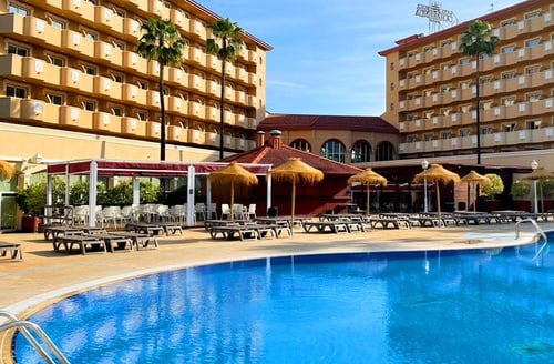 Hotel todo incluido La Pineda | Ohtels La Hacienda: Piscina y palmeras.