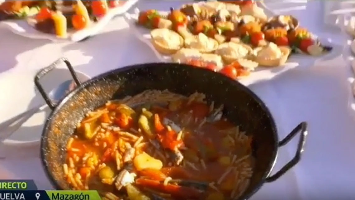 a table full of vegetables and meat with a sign that says www.ol.es