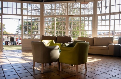 Hotel en Matalascañas: Sofás y sillones junto a ventanales en Ohtels Carabela Beach & Golf.
