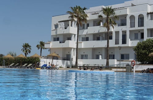 Hotel em Cabo de Gata: piscina refrescante e arquitetura moderna. Reserve já no nosso website oficial!