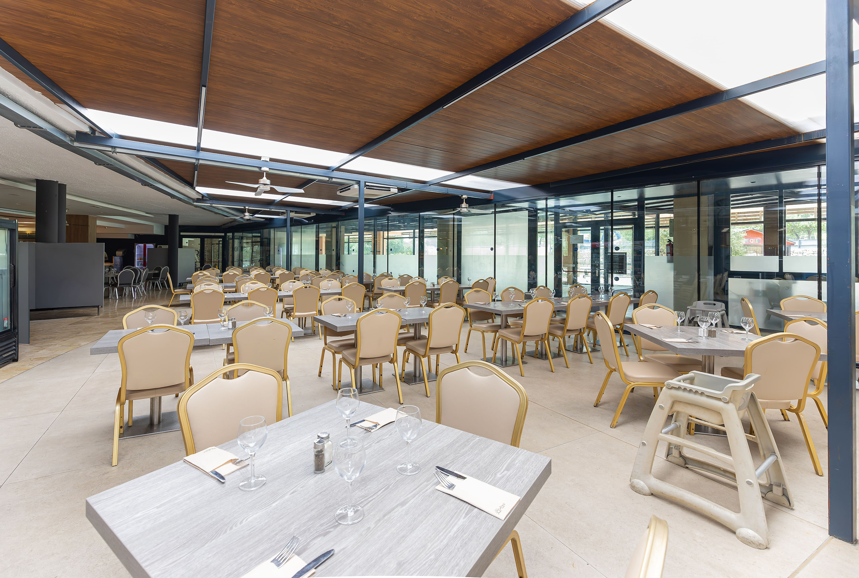 Ohtels: Buffet gastronomique spacieux avec chef et tables dressées pour un séjour d'entreprise.