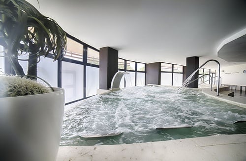 Jacuzzi con cascadas en Hotel Ohtels Les Oliveres, tu hotel en el Delta del Ebro.