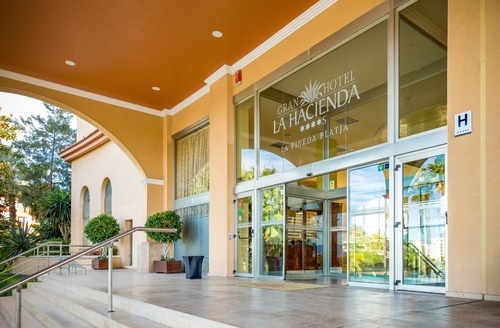 Entrée de l'Hôtel La Hacienda à La Pineda, idéal pour un séjour tout compris.