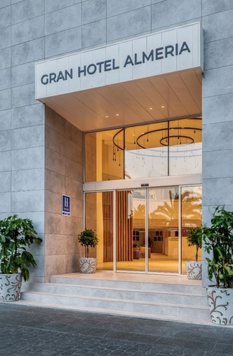 Gran Hotel Almería: Elegante entrada principal. Hotel en el centro de Almería.