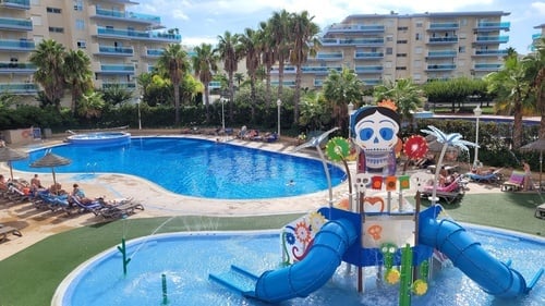 une piscine avec un toboggan bleu et un crâne dessus