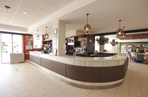 Bar e área de lounge do Hotel em Cabo de Gata. Reserve já!