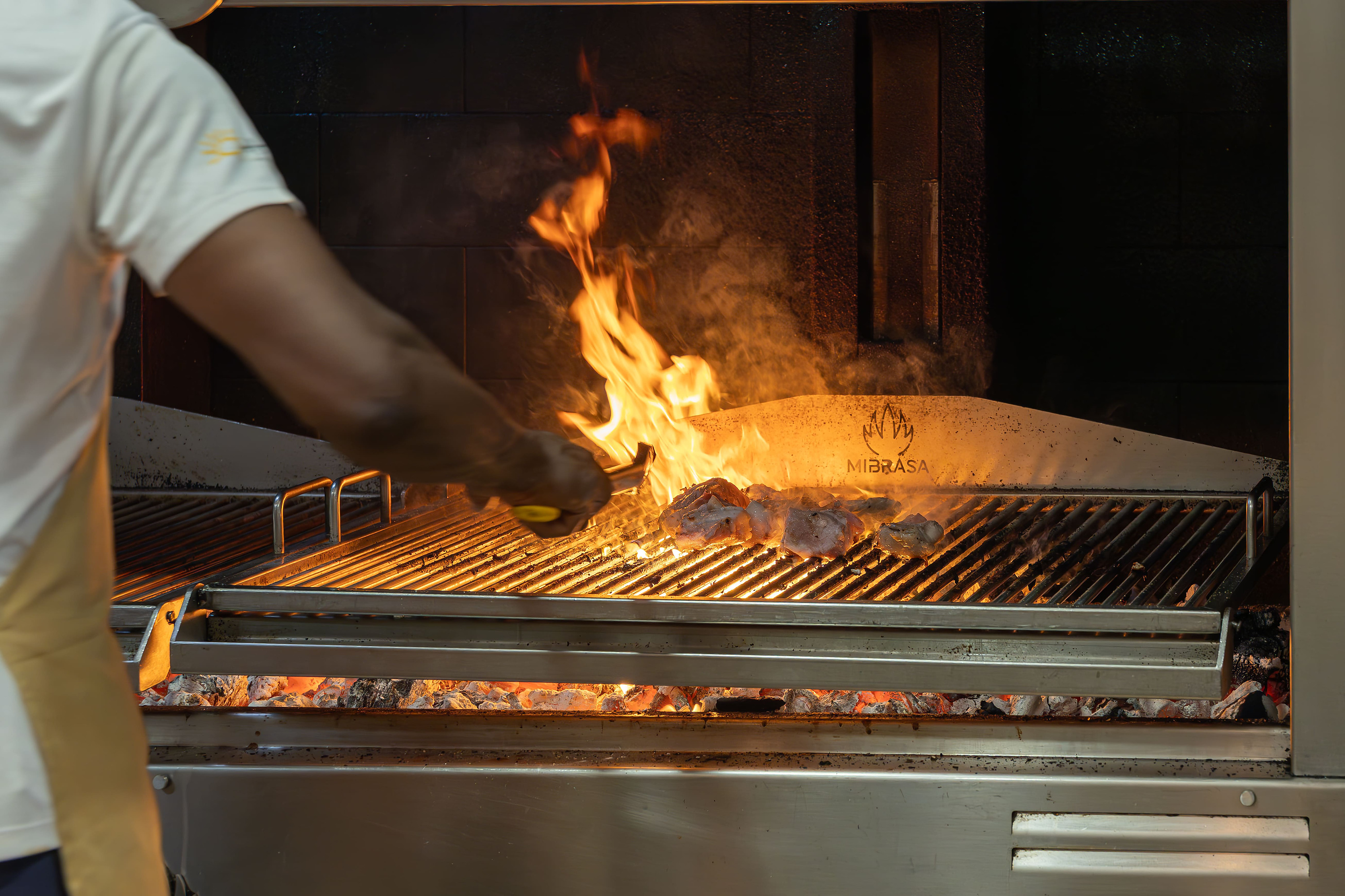 Cuisine Ohtels: Corporativa, chef grillant à la perfection, poulets rôtis, paella savoureuse.